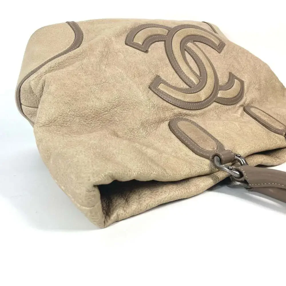 CHANEL Cream Leather Shoulder Bag